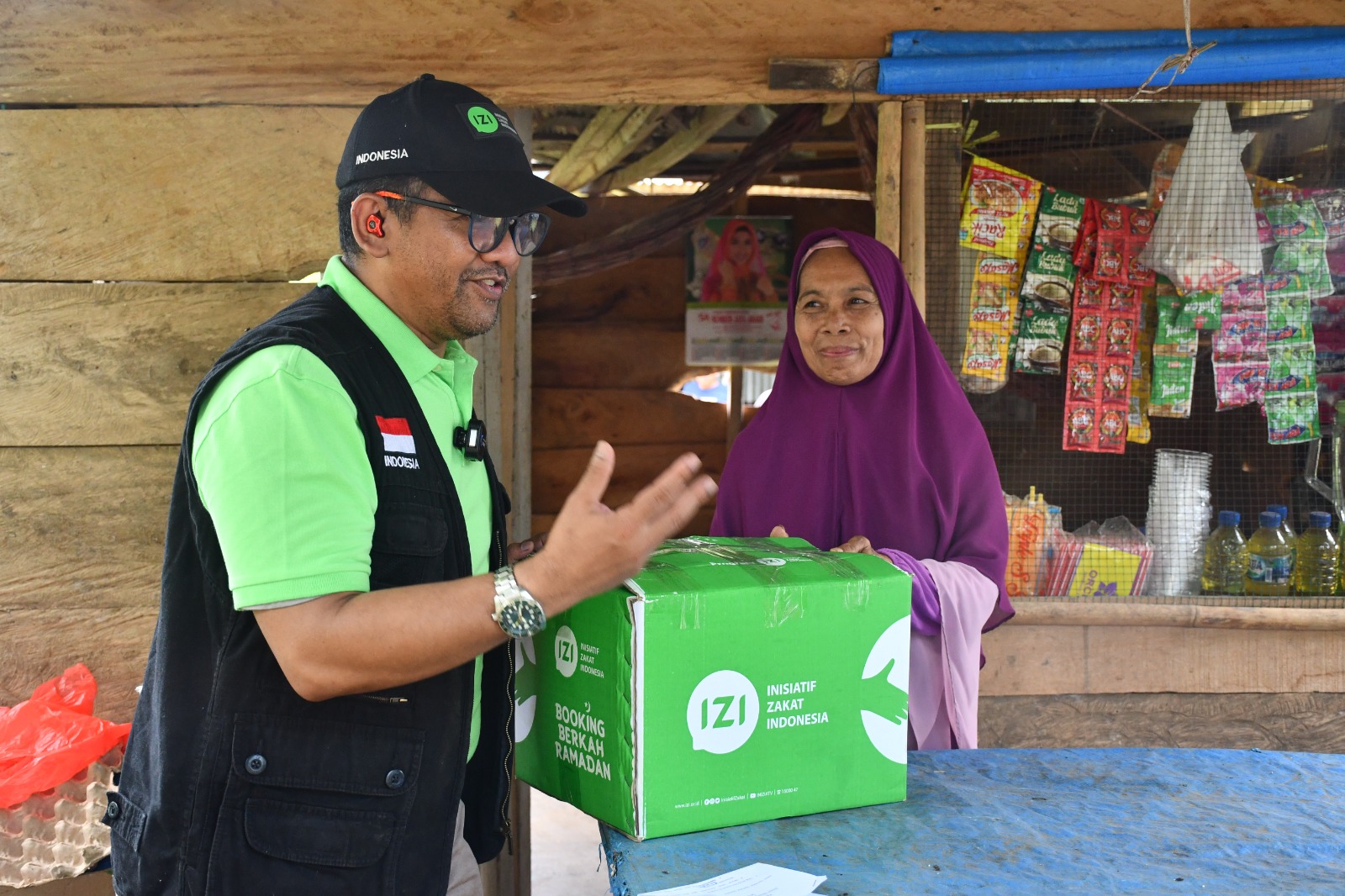 Inisiatif Zakat Indonesia (IZI) Sulawesi Selatan menyalurkan 60 paket Ramadhan di pesisir Kota Makassar Jalan Sultan Abdullah 2 dan Dusun Balangajia, Desa Samangki, Kecamatan Simbang, Kabupaten Maros, Rabu (29/3/2023).