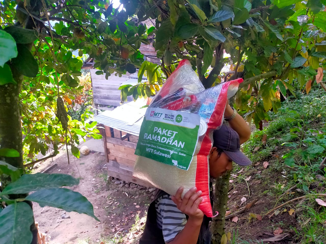 Majelis Telkomsel Taqwa (MTT) bekerjasama dengan Inisiatif Zakat Indonesia (IZI) Sulawesi Selatan mencapai titik penyaluran Paket Ramadhan di jantung Sulawesi yakni di Dusun Longa Desa Embonatana Kecamatan Seko, Luwu Utara, Kamis (13/4/2023).