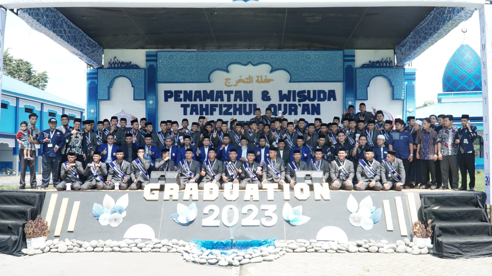 Suasana foto bersama usai menggelar acara prosesi Penamatan Angkatan ke-29 dan Wisuda Tahfidzul Qur’an Tahun 2023, digelar di Kampus 2 Pondok Pesantren Darul Aman Gombara, Jl. KH. Abd Jabbar Asyiri, Sudiang Makassar, Minggu (7/5/2023).
