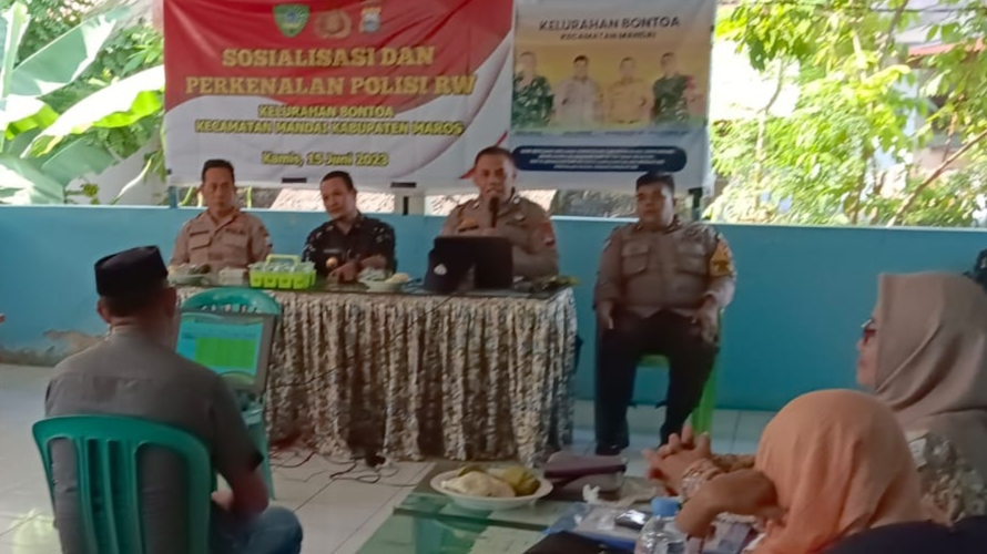Polsek Mandai bersama jajaran Kelurahan Bontoa Kecamatan Mandai Kabupaten Maros menggelar sosialisasi dan perkenalan Polisi RW di Aula Kantor Lurah Bontoa Mandai, Kamis (15/6/2023).