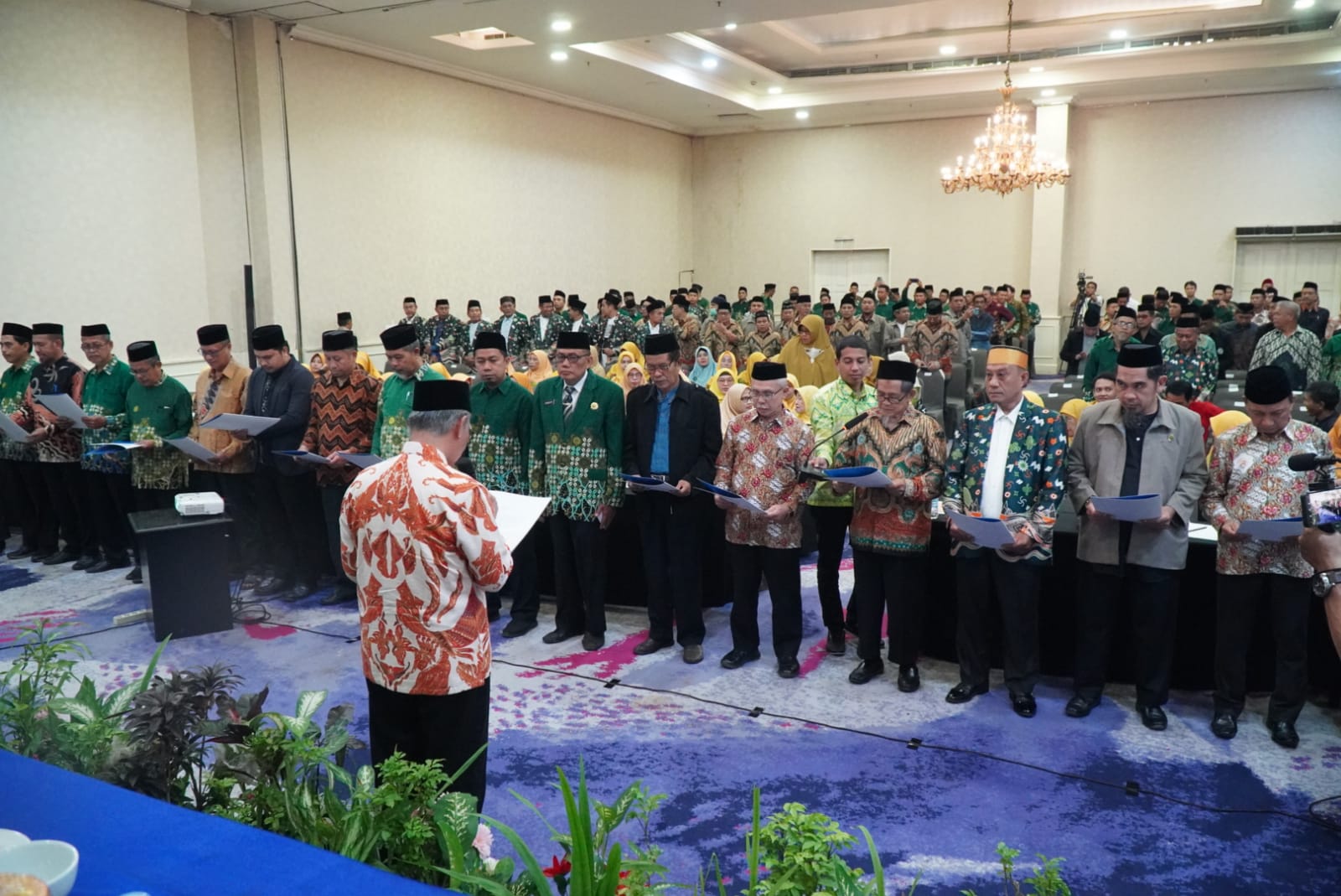 Ketua Pimpinan Wilayah (PW) Muhammadiyah Sulsel Prof Ambo Asse Sulsel mengukuhkan 276 orang Pengurus Pimpinan Daerah Muhammadiyah se-Sulsel dilaksanakan di Hotel Aryaduta, Makassar, Sabtu (8/7/2023).