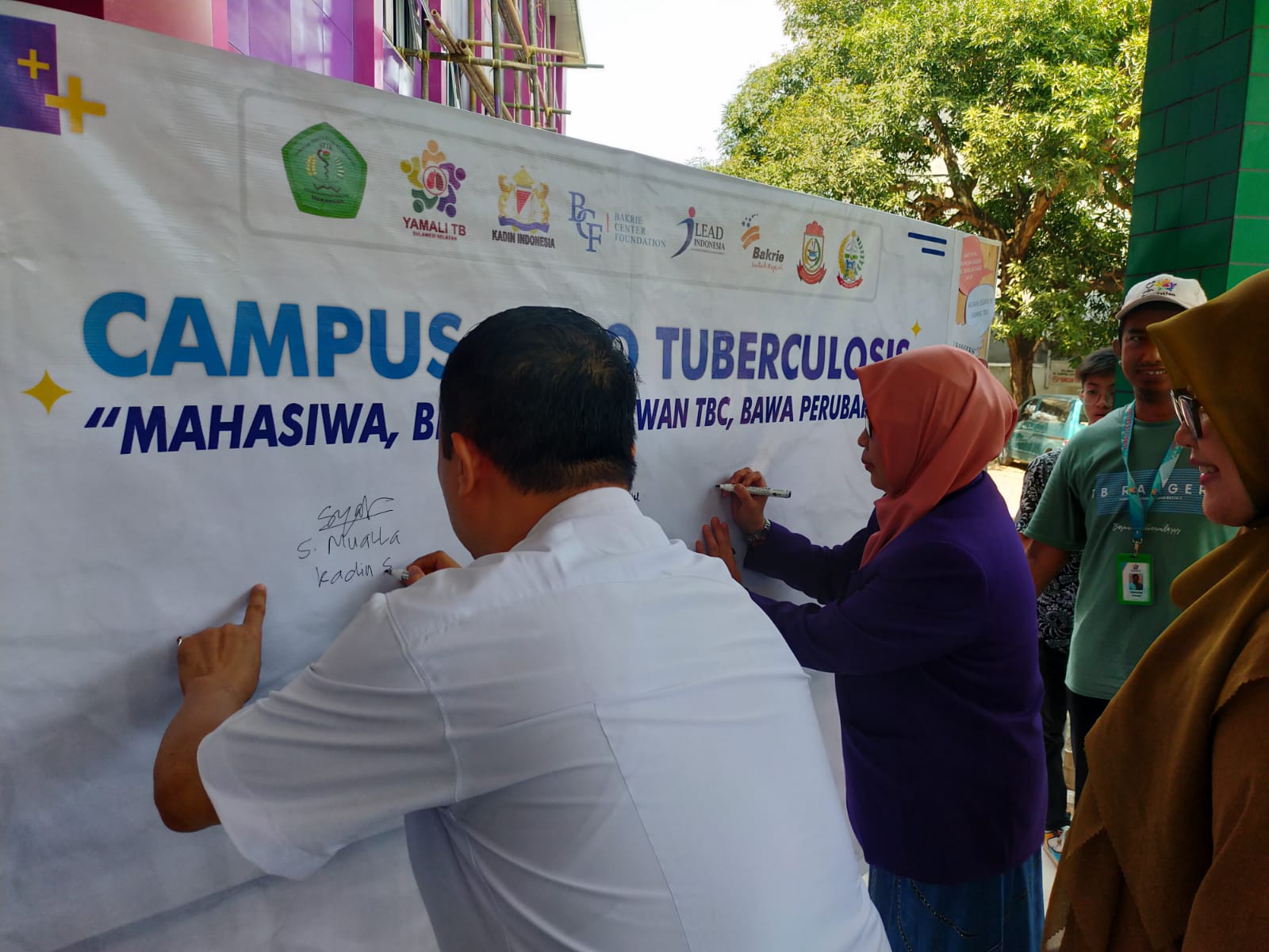 Kepala STIK Tamalatea Makassar Dr Rahmawati (Kanan) menandatangani deklarasi pada kegiatan Program Kolaborasi Nasional Percepatan Eleminasasi TBC digagas oleh Bakrie Center Foundation (BCF) di Kampus STIK Makassar, Jl. Perintis Kemerdekaan KM No.12, Tamalanrea, Makassar, Selasa (31/10/2023).