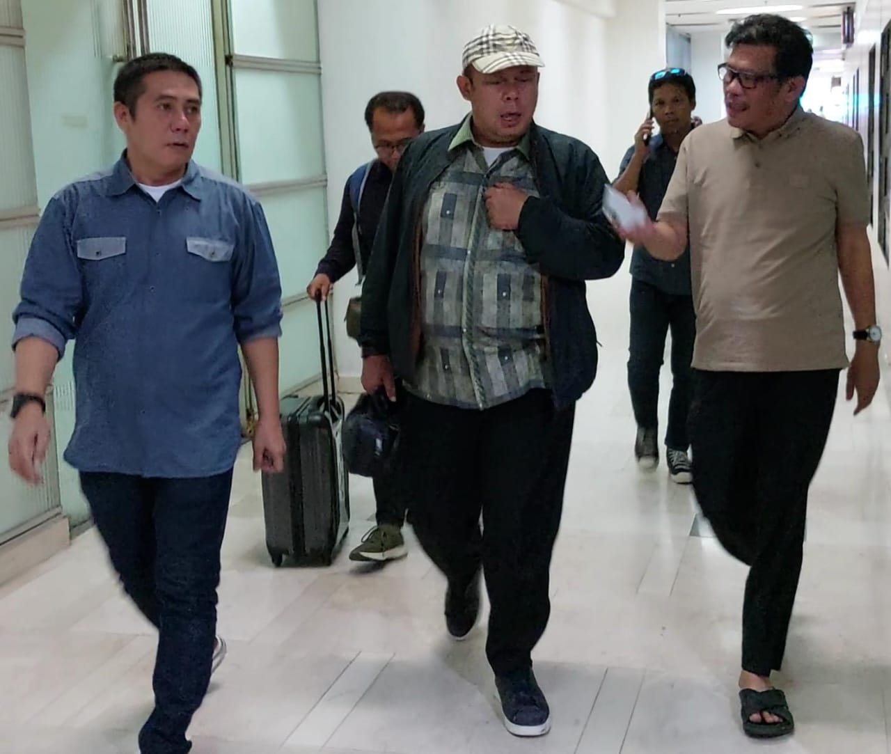 Ketua DPW PKB Sulsel Azhar Arsyad bersama Ketua Lembaga Pemenangan Pemilu (LPP) PKB Sulsel, Syamsu Rizal MI kompak menjemput langsung utusan DPP PKB di Bandara Sultan Hasanuddin, Selasa (21/11/2023) malam.
