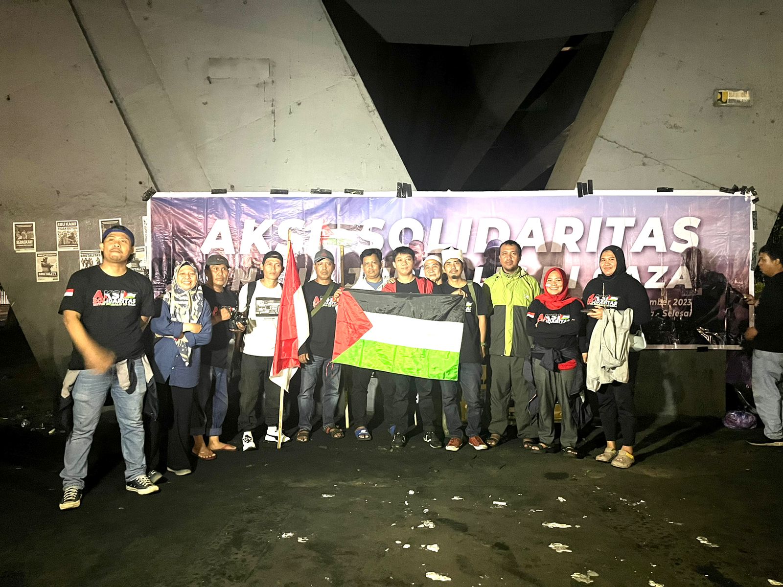 Sejumlah organisasi pers dalam Koalisi Jurnalis Sulawesi Selatan mengelar aksi solidaritas peduli bela Palestina di bawah Jembatan Layang (Fly Over) Makassar, Sulawesi Selatan, Senin (27/11/2023) malam.