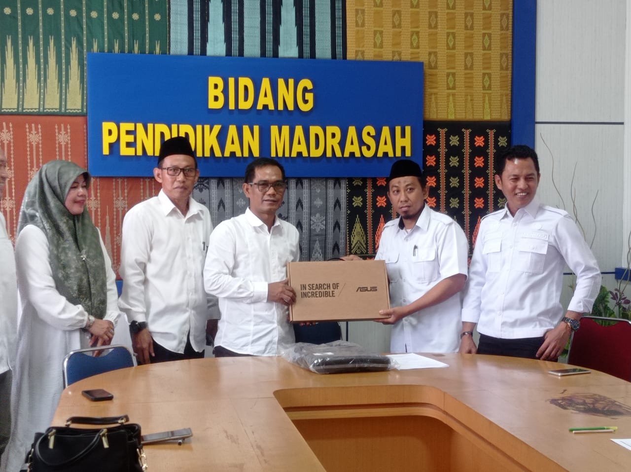 Suasana penyerahan bantuan digitalisasi madrasah oleh Kepala Bidang Pendidikan Madrasah H. Muhammad Tonang di ruang rapat Bidang Penmad Kanwil Agama Sulsel, Jl Nuri Makassar, Senin (15/1/2024).