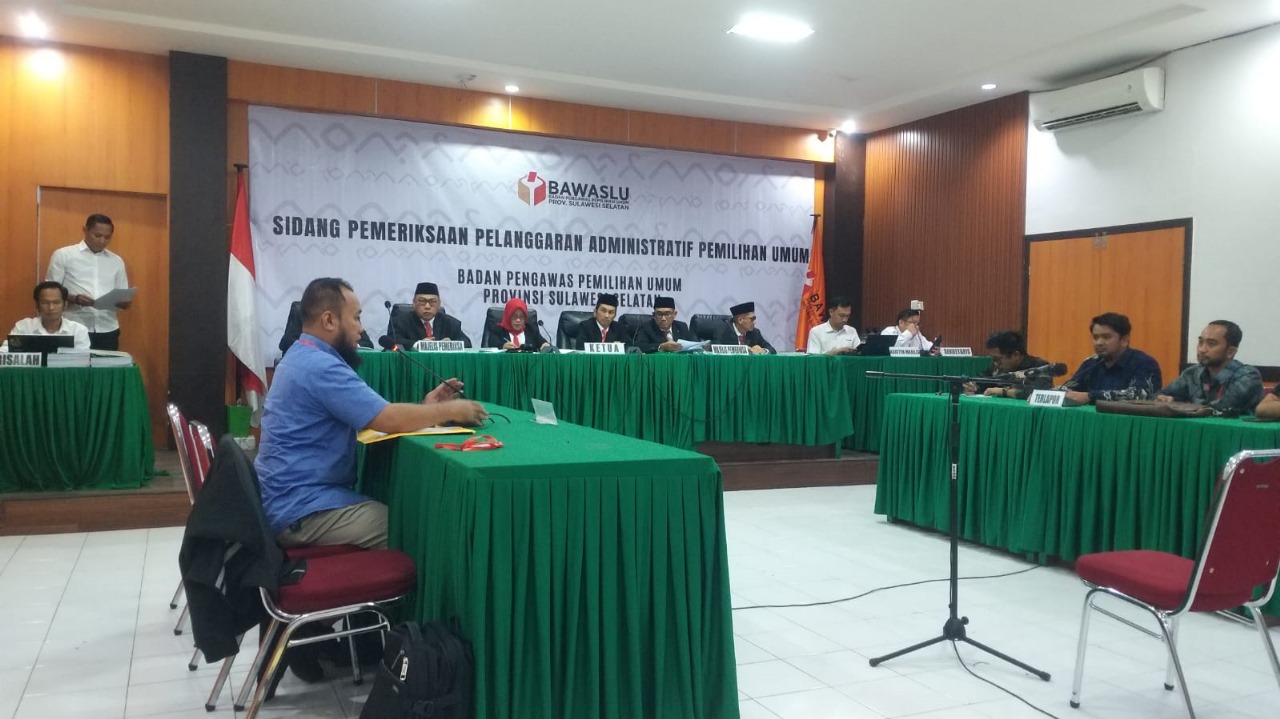 Bawaslu Sulsel meminta klarifikasi dari pelapor Tim Advokasi Partai Golkar Sulsel soal penggelembungan suara di Kantor Bawaslu, Jl AP Pettarani, Makassar, Rabu (20/3/2024).