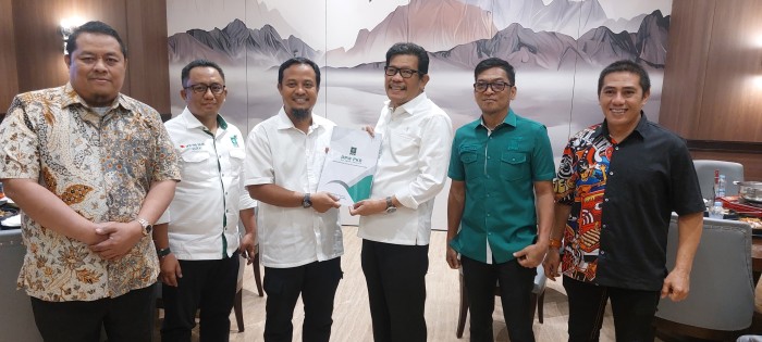 Ketua Dewan Pengurus Wilayah (DPW) PKB Sulsel, Azhar Arsyad menerima pengembalian formulir bakal calon Gubernur Sulsel, Andi Sudirman Sulaiman, Senin (15/7/2024).