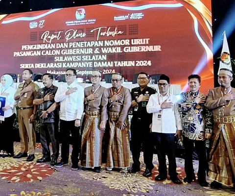 Kepala Kanwil Kementerian Agama Provinsi Sulawesi Selatan, H. Muh. Tonang turut menyaksikan penandatangan ikrar pilkada serentak 2024 di Hotel Claro Makassar, Senin (23/9/2024).