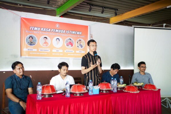 Himpunan Manajemen dan IKA Manajemen Universitas Muhammadiyah Makassar menggelar kegiatan diskusi publik di Warkop Bundu, Jalan Hertasning, Makassar, Kamis (3/10/2024).