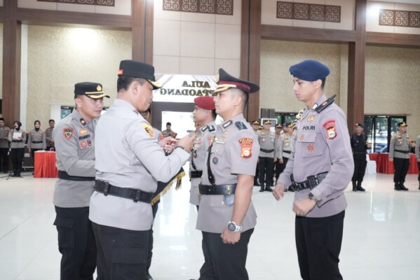 Kapolda Sulsel Irjen Pol Yudhiawan memimpin pelaksanaan Serah Terima Jabatan (Sertijab) Kapolres Maros dari AKBP Awaludin Amin kepada AKBP Dauglas Mahendrajaya.