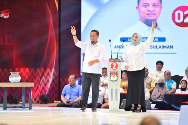 Pasangan Andi Sudirman Sulaiman-Fatmawati Rusdi (Andalan Hati), memaparkan visi misi dalam debat kedua Pilgub Sulsel di Hotel Claro, Makassar, Minggu (10/11/2024). Diketahui pasangan Andalan Hati unggul di Makassar.