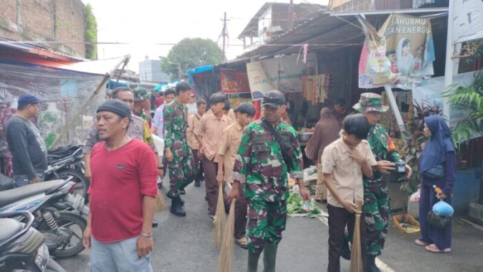 Pegawai Lingkup Kecamatan Bontoala Makassar mengadakan Sabtu bersih di Kelurahan Tompo Balang Kecamatan Bontoala, Sabtu (7/12/2024).
