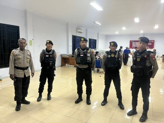 122 Personel Polres Maros disiagakan di empat belas PPK kecamatan untuk memastikan keamanan kotak suara selama proses perhitungan ditingkat kecamatan berlangsung.