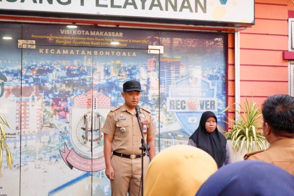 Camat Bontoala Andi Akhmad Muhajir Arif memimpin apel pagi di halaman Kantor Kecamatan Bontoala, Jalan Lobak Makassar, Senin (2/12/2024).