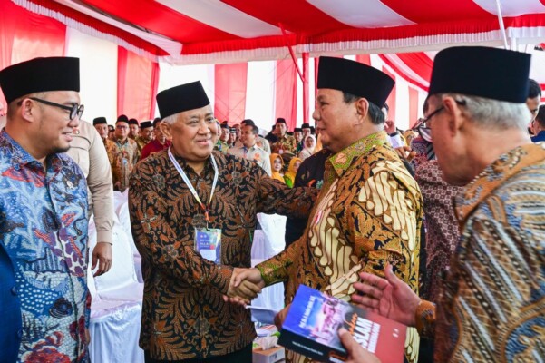 Presiden Prabowo Subianto bertemu dengan Prof Din Syamsuddin disela-sela kegiatan Tanwir Muhammadiyah di Kupang, Provinsi NTT, Rabu (4/12/2024).