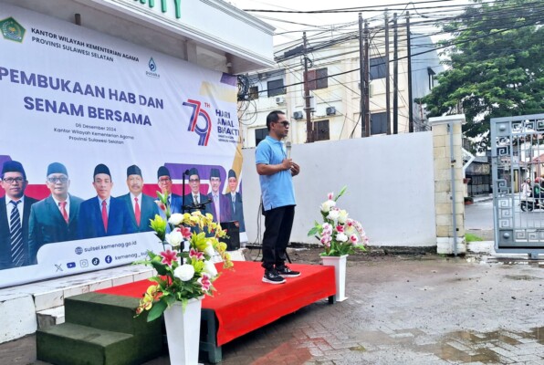 Kanwil Kemenag Sulsel H. Muh. Tonang melaunching secara resmi rangkaian kegiatan Hari Amal Bakti (HAB) ke-79 tingkat provinsi di halaman Kemenag Sulsel, Jl. Nuri Makassar, Jum'at (6/12/2024).