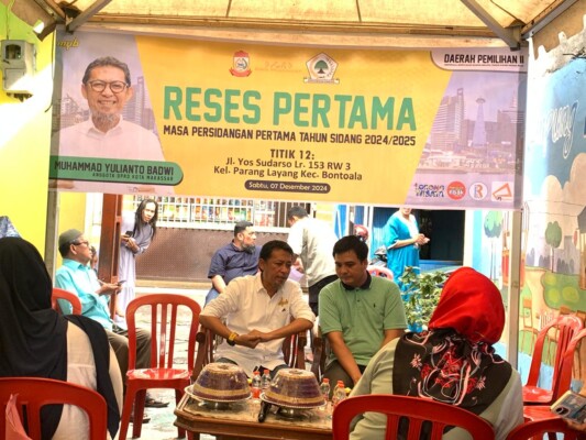 Lurah Parang layang, Febrinaldi S.STP menghadiri reses pertama Anggota Dewan dari Fraksi Golkar Muhammad Yulianto Badwi, dalam rangka menyerap aspirasi masyarakat, yang dilaksanakan di Kelurahan Parang Layang lorong 153, Kecamatan Bontoala Kota Makassar, Sabtu (7/12/2024).