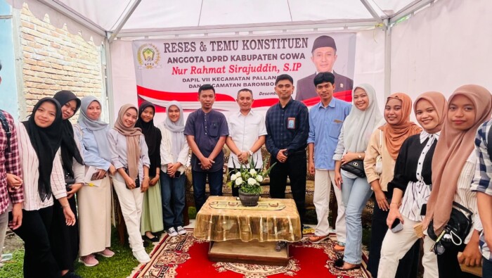 Mahasiswa jurusan Administrasi Publik Universitas Handayani Makassar menghadiri kegiatan reses Anggota DPRD Kabupaten Gowa Nur Rahmat Sirajuddin di Desa Taeng Kecamatan Pallangga Kabupaten Gowa, Minggu (8/12/2024).