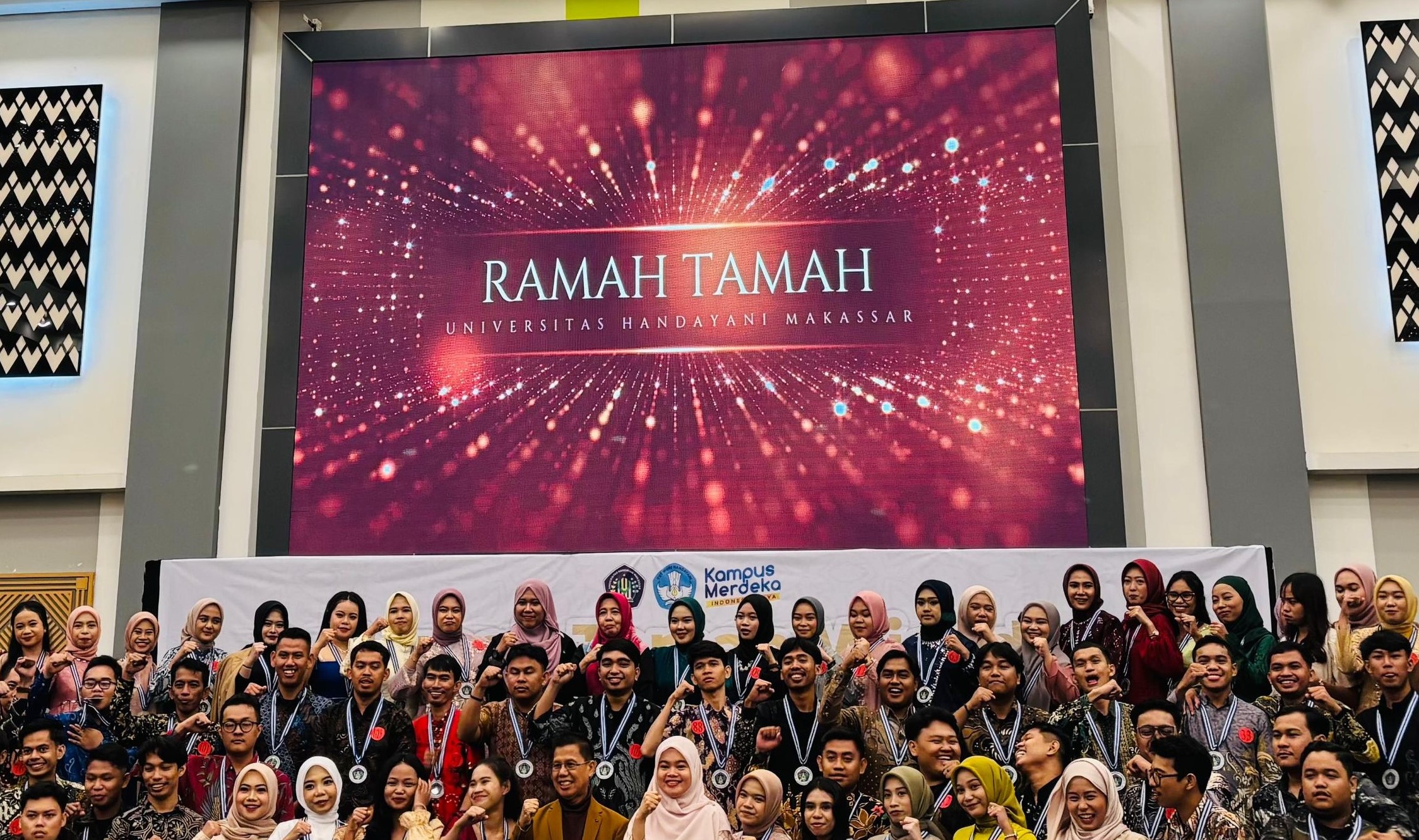 Universitas Handayani Makassar (UHM) menggelar acara Ramah Tamah Wisuda 2024 di Maxone Hotel, Jl Batua Makassar, Sabtu (21/12/2024).