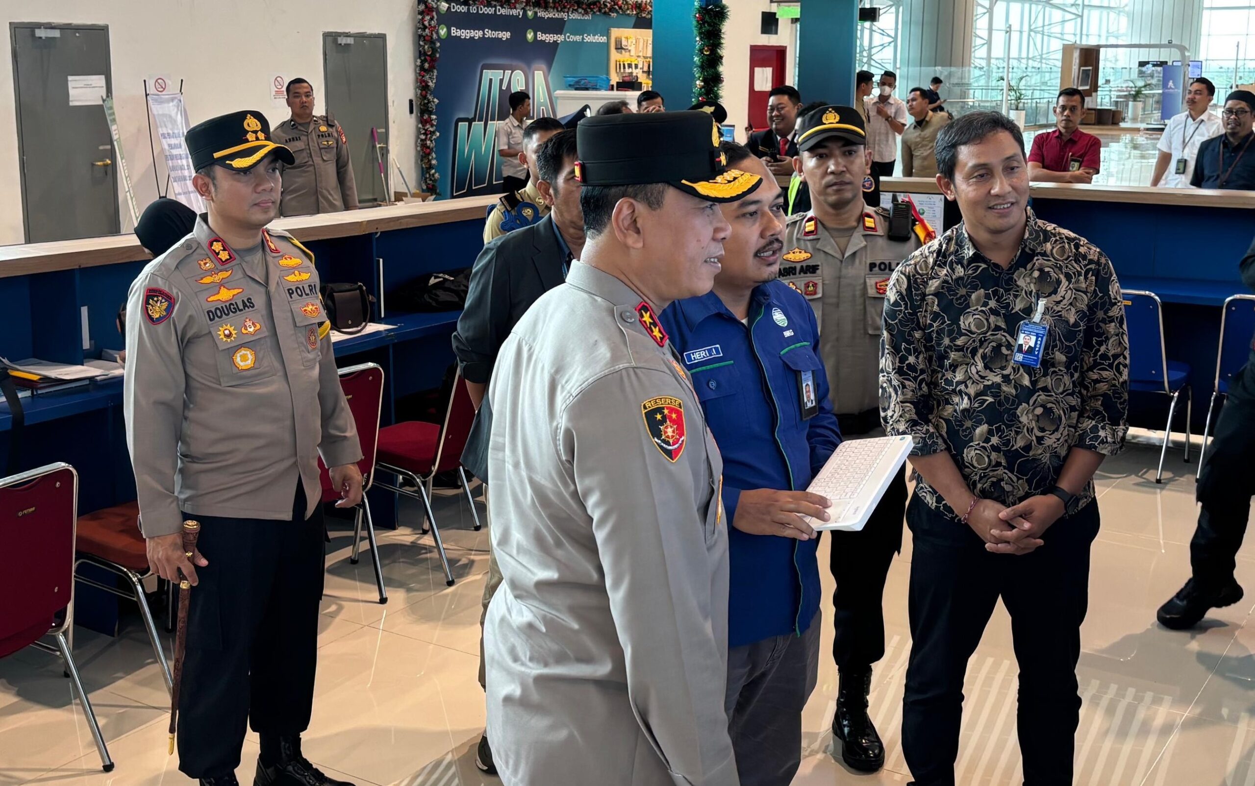 Kapolda Sulawesi Selatan Irjen Pol Yudhiawan melakukan peninjauan langsung ke posko terpadu pengamanan Bandara Sultan Hasanuddin Maros dalam rangka Operasi Lilin tahun 2024, Rabu (25/12/2024).