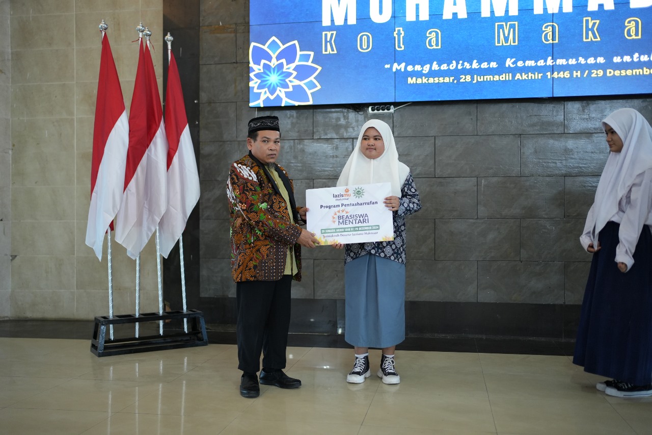 Koordinator Lazismu Makassar KH. Sudirman menyerahkan secara simbolik beasiswa kepada siswa disela resepsi Milad Muhammadiyah ke-112 tingkat Makassar yang bertajuk "Menghadirkan Kemakmuran Untuk Semua" di Aula Kantor Dinas Pendidikan kota Makassar, Jl Anggrek Raya Makassar, Minggu (29/12/2024).