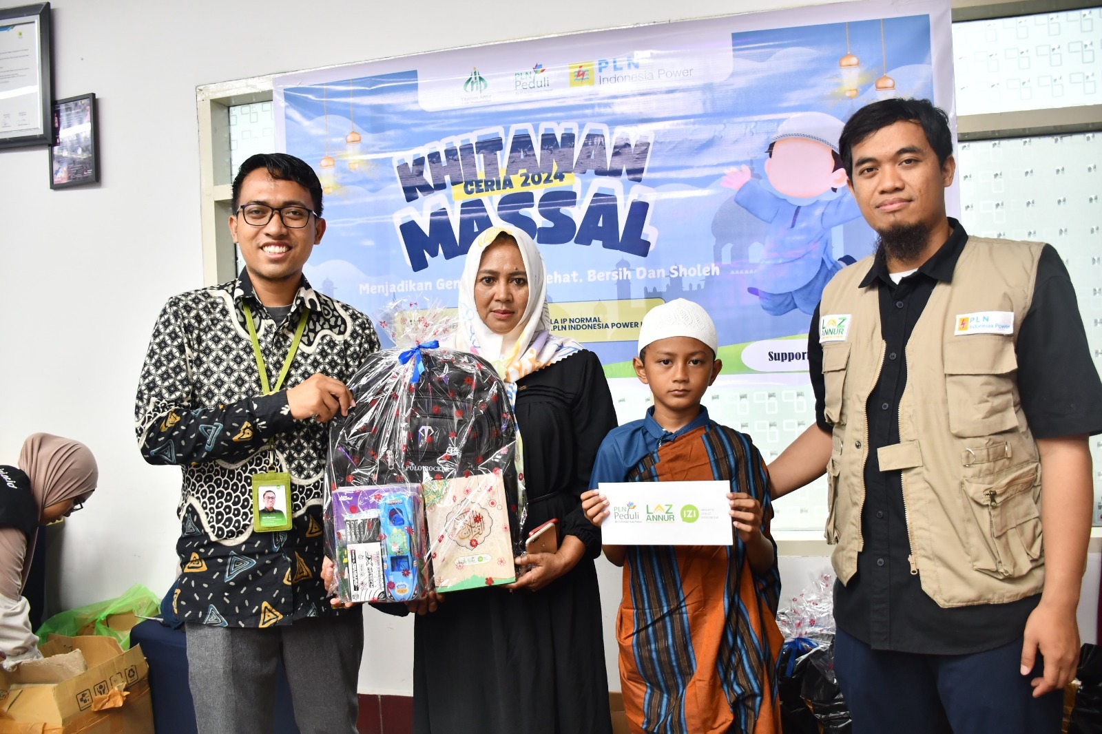 PT PLN Indonesia Power Unit Bisnis Pembangkitan (UBP) Tello menggelar acara khitan massal yang diikuti oleh 100 anak, bekerja sama dengan Inisiatif Zakat Indonesia (IZI) Sulawesi Selatan dan LAZ Annur, Kamis (19/12/2024).
