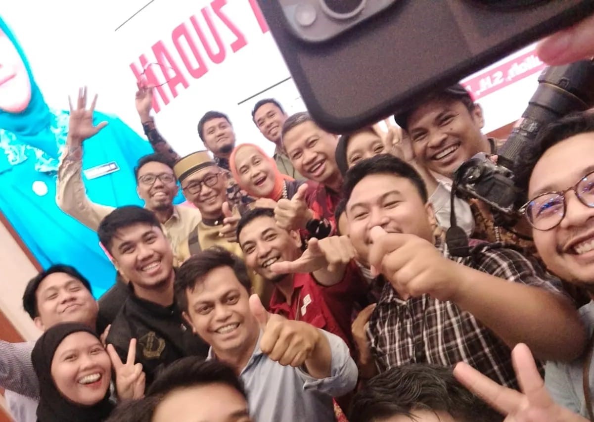 Prof Zudan Arif Fakrulloh berfoto bersama para media di Makassar, Ia telah mengakhiri masa jabatannya sebagai Penjabat Gubernur Sulsel.