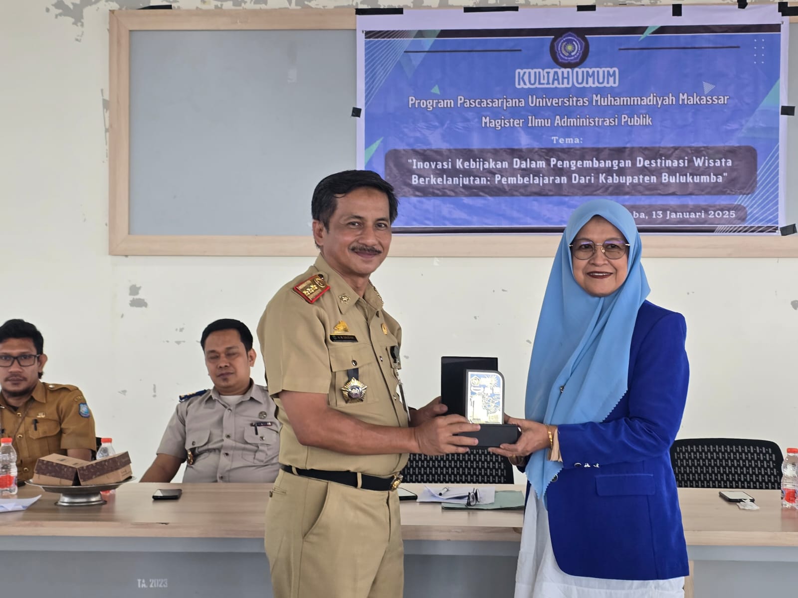 Program Studi Magister Ilmu Administrasi Publik (MIAP) Universitas Muhammadiyah Makassar mengadakan kegiatan benchmarking dan kuliah umum di Kantor Pemerintah Kabupaten Bulukumba, Senin (13/1/2025).