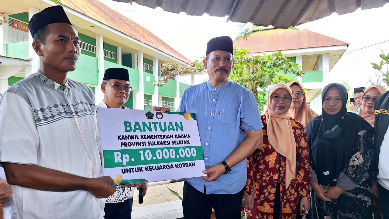 Kepala Kantor Wilayah (Kakanwil) Kementerian Agama Provinsi Sulawesi Selatan, H. Ali Yafid menyerahkan bantuan untuk Pondok Pesantren (Ponpes) Mambaul Ulum Addariyah Patobong Kab. Pinrang yang terbakar pada Rabu 8 Januari 2024 lalu.