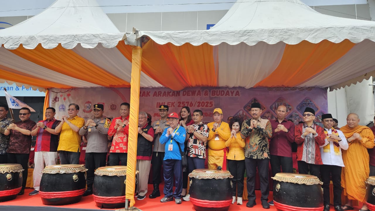 Festival Arak arakan Dewa dan Budaya dalam rangka merayakan Cap Go Meh Imlek 2576 Kongzili/2025 Masehi berlangsung di Jalan sangir Makassar, Minggu (2/2/2025). Bertabur tokoh hadiri kegiatan ini.