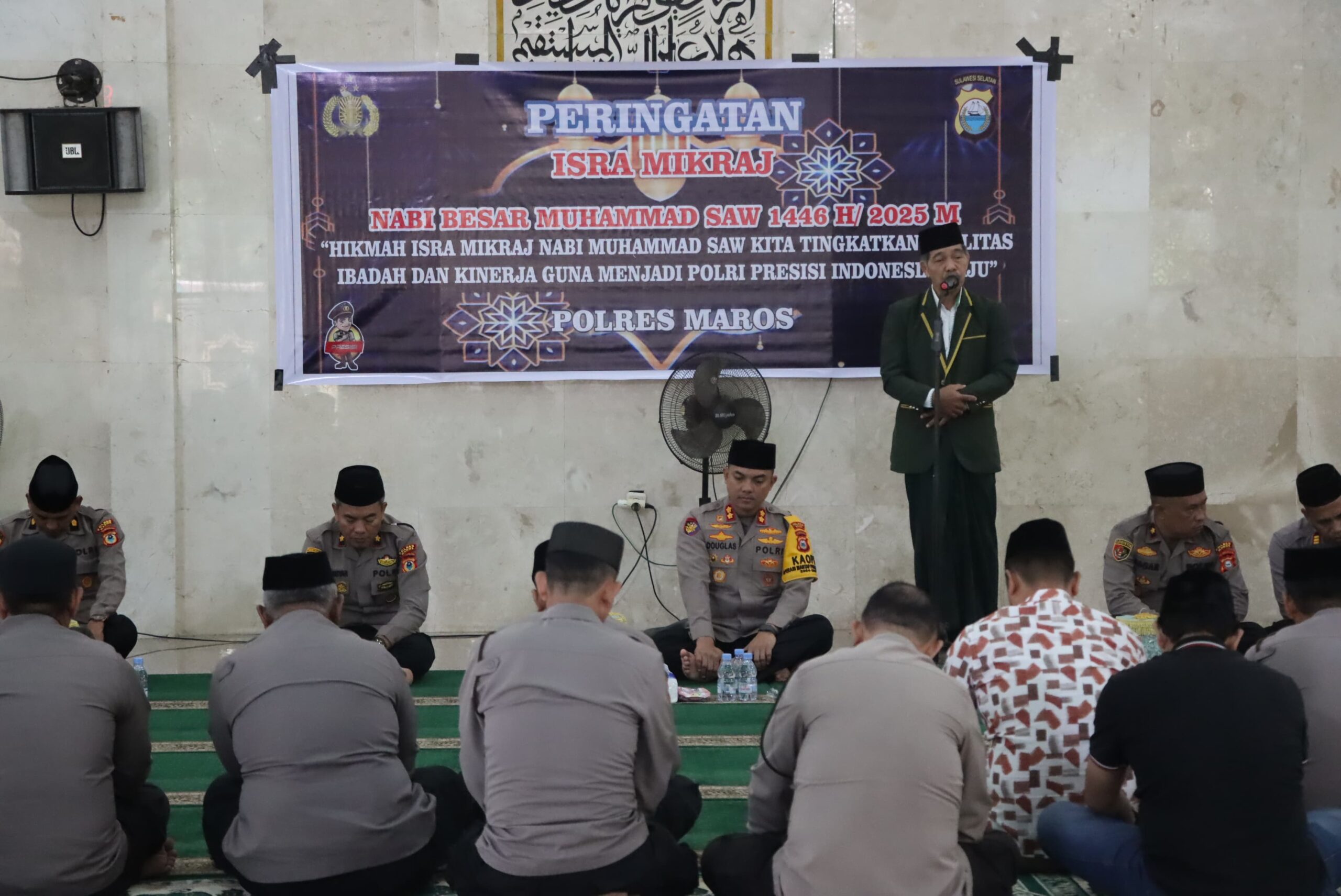 Polres Maros menggelar acara peringatan Isra' Mi'raj Nabi Muhammad SAW berlangsung di Masjid Agung Maros, Kamis (6/2/2025).