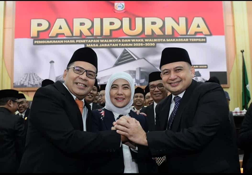 Danny Pomanto bersama Munafri Arifuddin salam kompak usai rapat paripurna di Gedung DPRD Makassar, Jl. AP Pettarani Makassar, Sabtu (8/2/2025) kemarin.