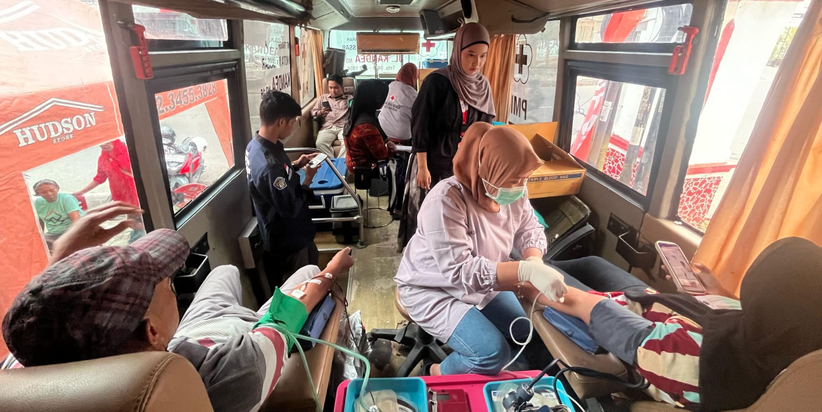 Palang Merah Indonesia (PMI) Kecamatan mamajang bekerjasama Hudson Store dan Himpunan Mahasiswa Jurusan Administrasi Publik (HIMAP) Universitas Handayani Makassar sukses menggelar kegiatan donor darah. Kegiatan donor darah ini dilaksanakan di Hudson Store Jl Cendrawasih Makassar, Minggu (23/2/2025).