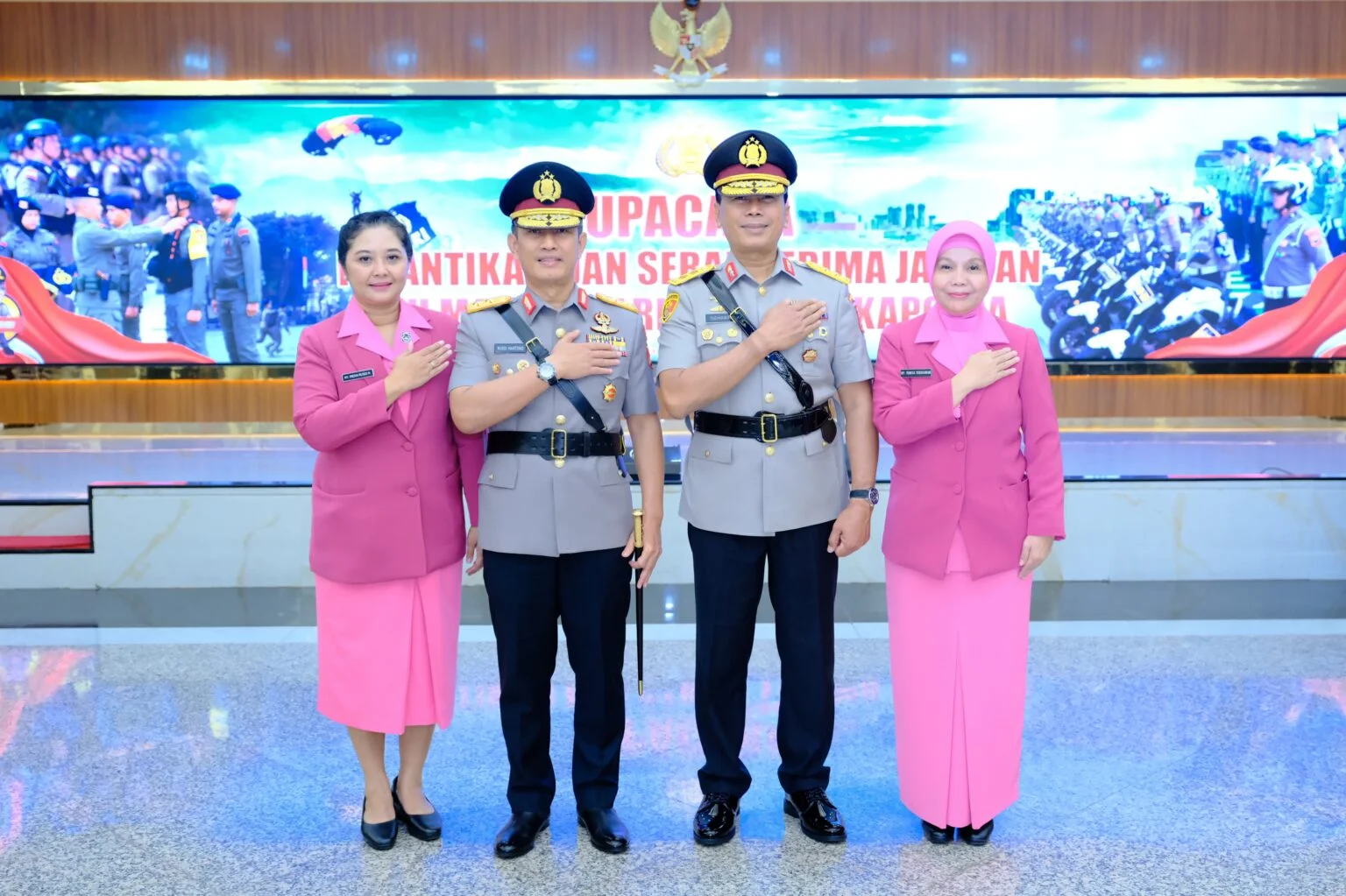 Kapolri Jenderal Pol. Listyo Sigit Prabowo resmi melantik Irjen Pol Drs. Rusdi Hartono, M.Si sebagai Kapolda Sulsel.