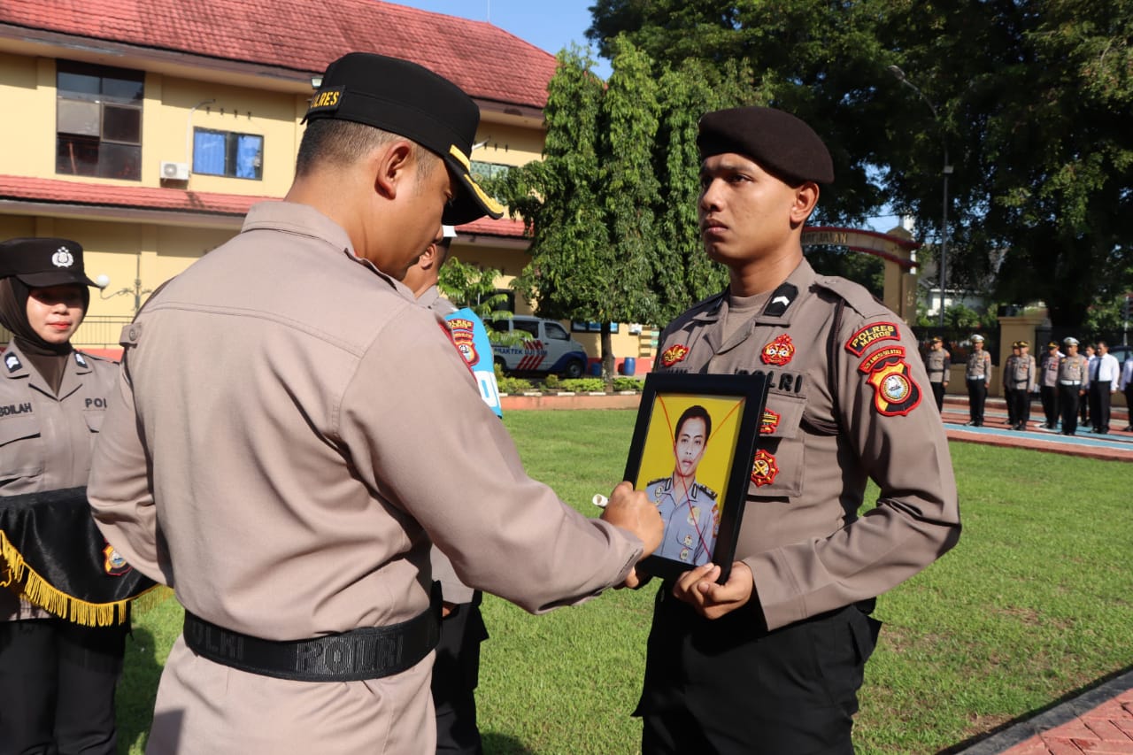 Upacara Pemberhentian Tidak Dengan Hormat (PTDH) dipimpin langsung Kapolres Maros AKBP Douglas Mahendrajaya. Kegiatan ini digelar di Halaman Polres Maros, Selasa (4/3/2025).