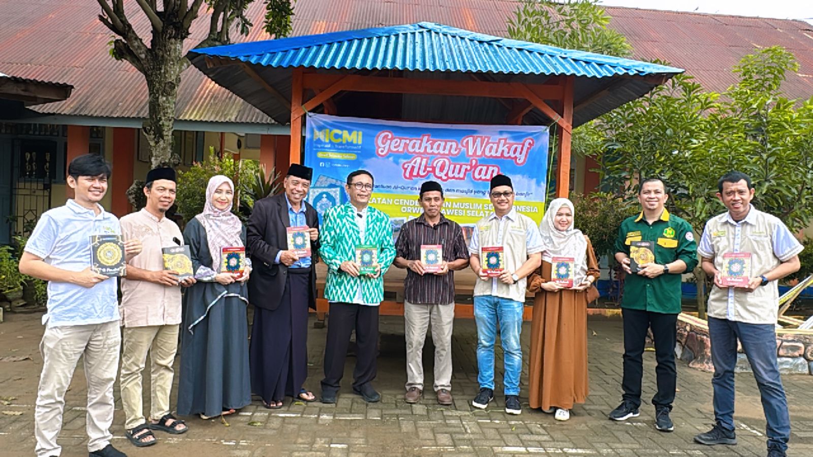 Ikatan Cendekiawan Muslim Se-Indonesia (ICMI) Orwil Sulawesi Selatan bersama Pemuda ICMI dan Baret ICMI menggelar penyaluran tahap pertama Gerakan Wakaf 10.000 Al-Qur’an, Sabtu (8/3/2025).