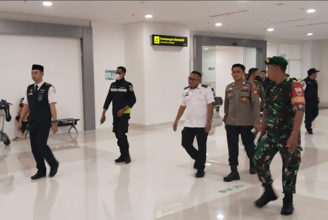 Menjelang puncak arus mudik Lebaran yang diprediksi akan mengalami lonjakan signifikan, Polres Maros meningkatkan patroli di area terminal Bandara Internasional Sultan Hasanuddin, Kamis dini hari (27/3/2025).