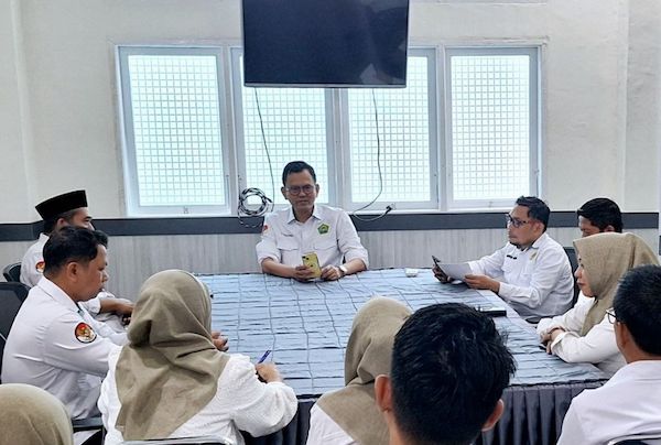 Penaiszawa Kanwil Kemenag Sulsel Mulyadi Iskandar dalam rapat persiapan pemberangkatan official ke Masamba Luwu Utara yang digelar di ruang rapat Kabid Penaiszawa lantai IV Gedung PHU Kanwil Kemenag Sulsel, Selasa (8/4/2025).