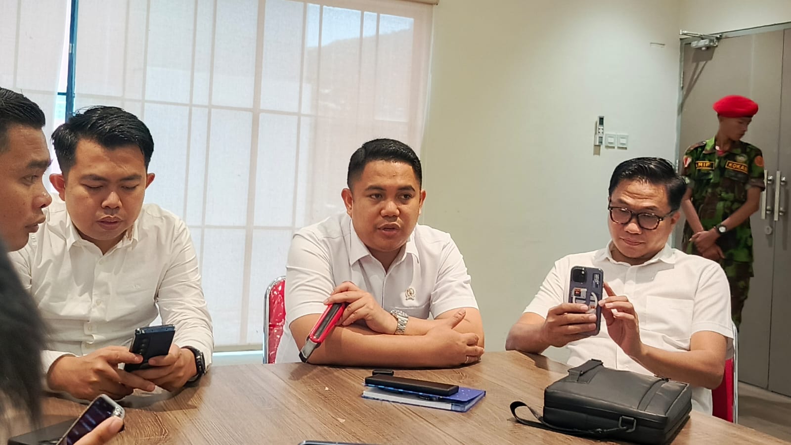 Wakil Menteri Perlindungan Pekerja Migran Indonesia, Dzulfikar Ahmad Tawalla ngopi bersama dengan Komunitas Jurnalis Politik (KJP), Serikat Media Siber Indonesia di Cafe Kopitiam, Jl Letjen Hertasning, Makassar, Rabu (9/4/2025).