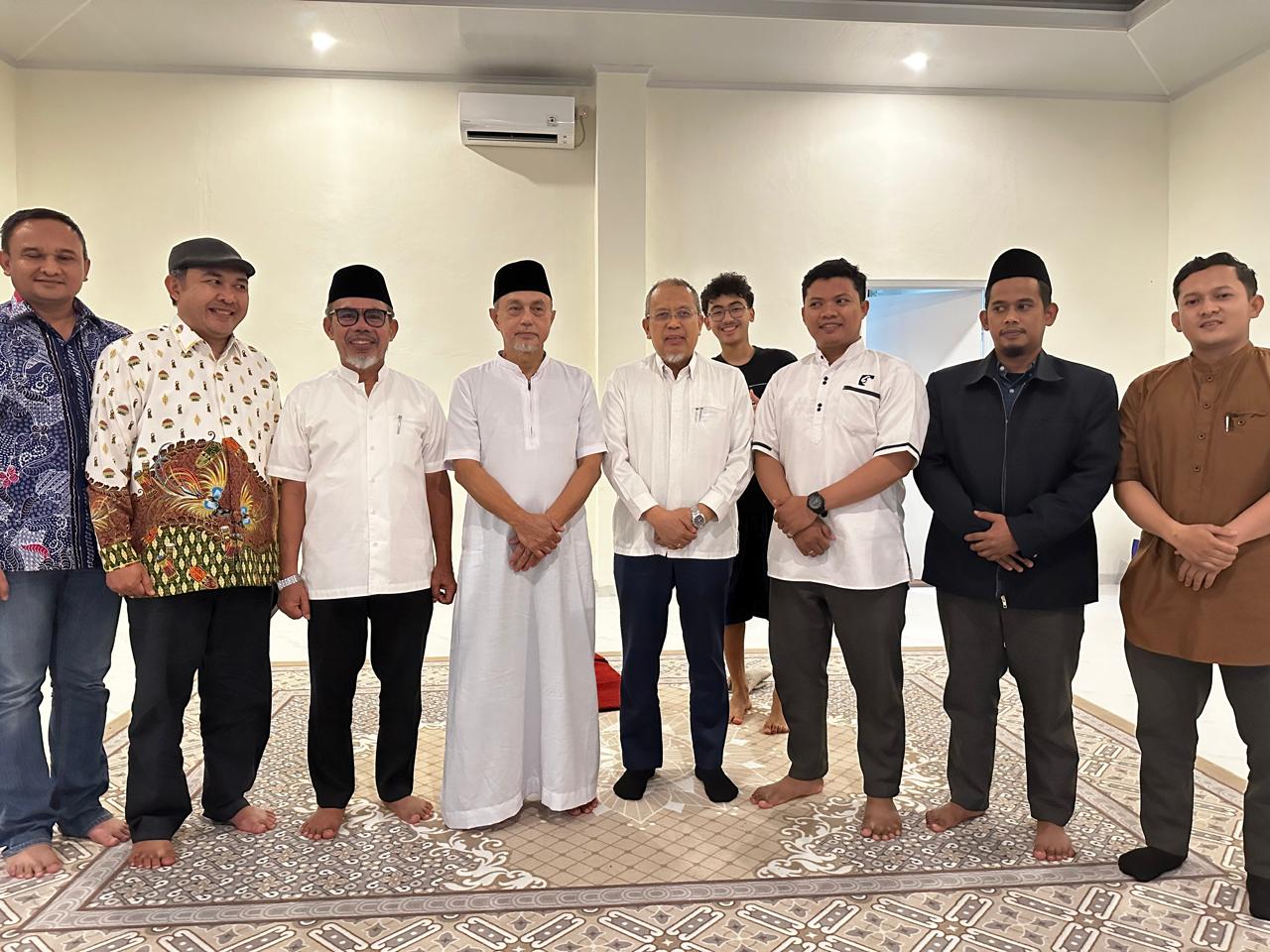 Pengurus Dewan Dakwah Islamiyah Indonesia Sulawesi Selatan (Sulsel) silaturahim bersama Anggota DPD RI Tamsil Linrung, Sabtu (12/4/2025).