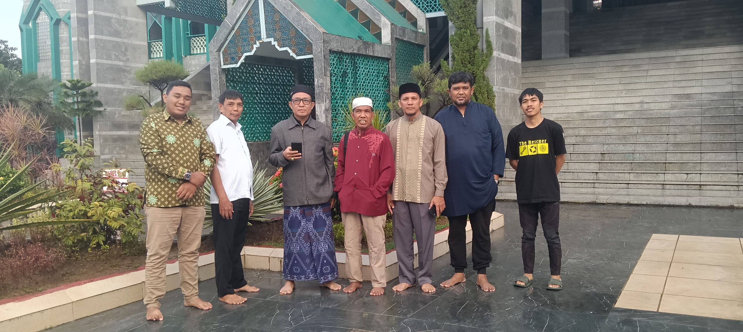 Panitia syawalan saat memantau kondisi masjid Al-Markaz Al Islami Jenderal M Yusuf.