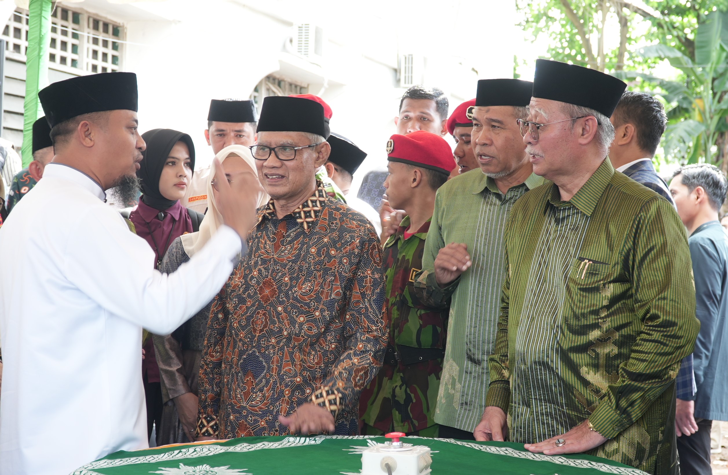 Suasana usai menekan tombol pencanangan pembangunan gedung 13 lantai, Disela kegiatan Syawalan 1446 H Muhammadiyah Sulsel, berlangsung di halaman Gedung Dakwah Muhammadiyah Tamalanrea, Makassar, Minggu (6/4/2025).