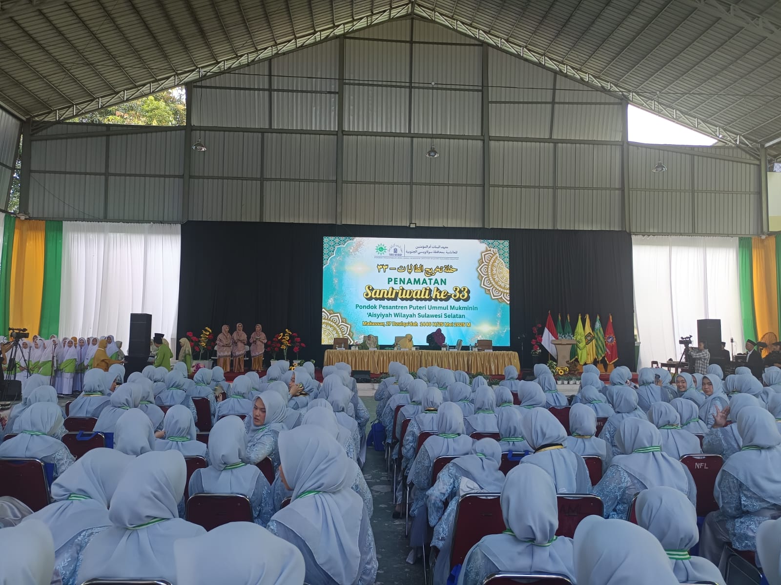 Suasana penamatan santriwati ke-33 pondok pesantren puteri ummul mukminin 'aisyiyah wilayah sulawesi selatan tahun 2025, minggu (25/5/2025).