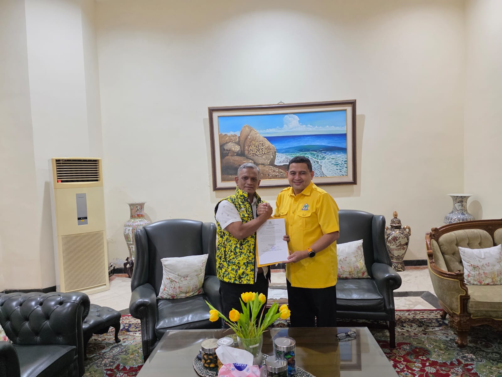 Ketua DPD II Golkar Kabupaten Wajo Baso Rahmanuddin saat menyerahkan rekomendasi dukungan ke kediaman Munafri Arifuddin, Kamis (29/5/2025) kemarin.