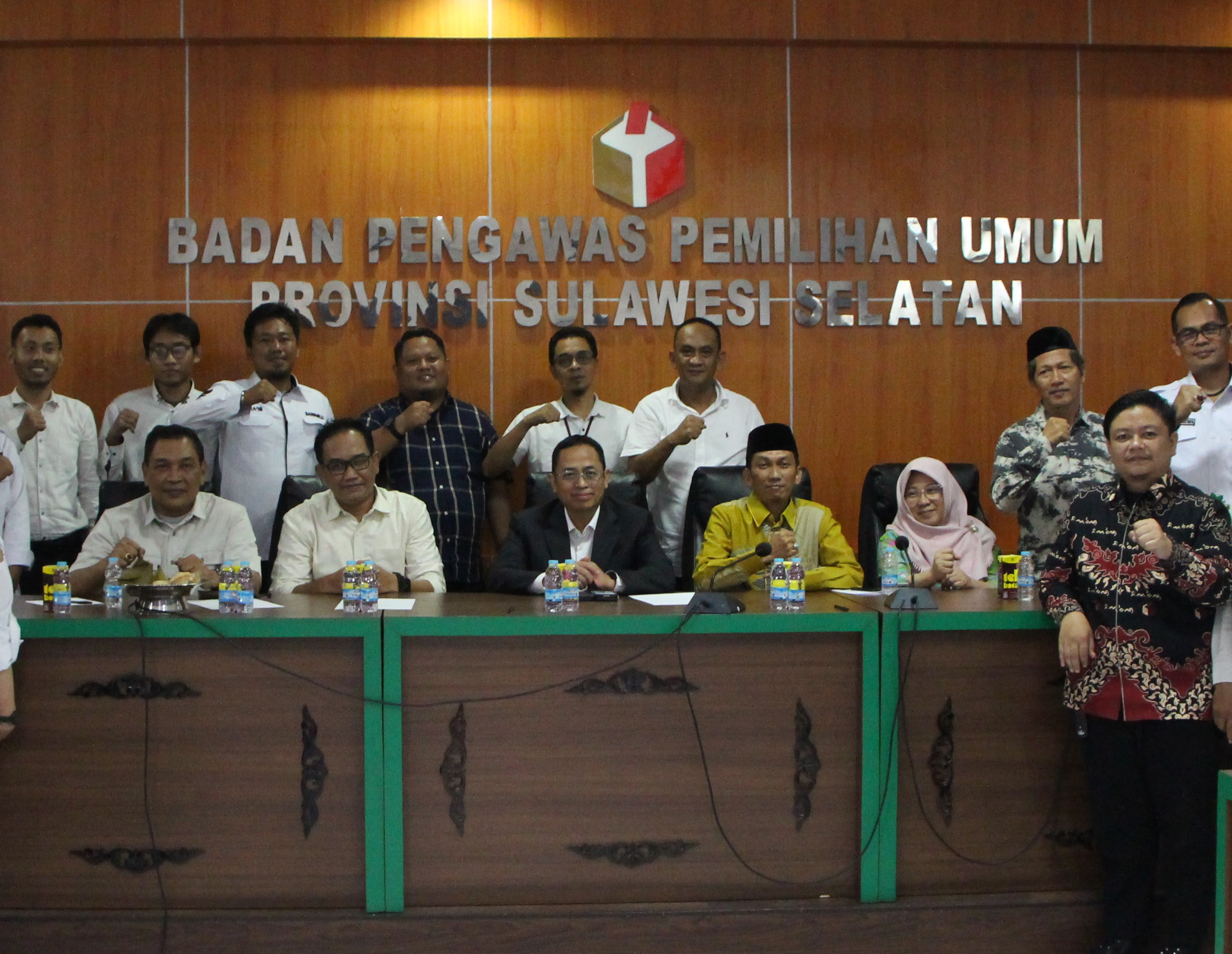 Bawaslu RI, Puadi, saat memimpin rapat koordinasi bersama pimpinan dan staf sekretariat Bawaslu Provinsi Sulawesi Selatan di Kantor Bawaslu Sulsel, Rabu (18/6/2025).