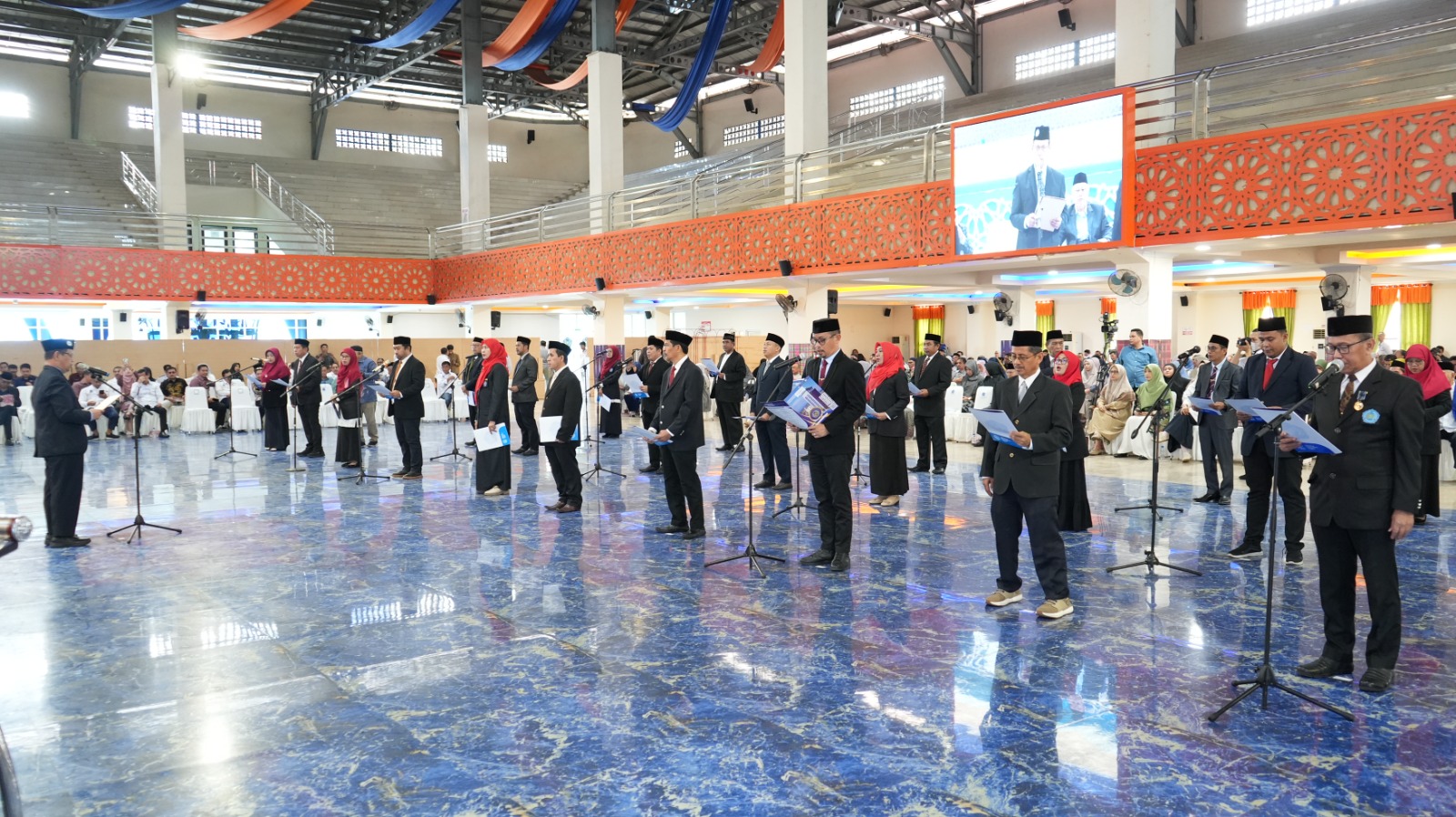 Rektor Unismuh Dr Abdul Rakhim Nanda melantik para dekan, direktur pascasarjana, serta pimpinan badan dan lembaga di lingkungan universitas untuk periode 2025–2029.