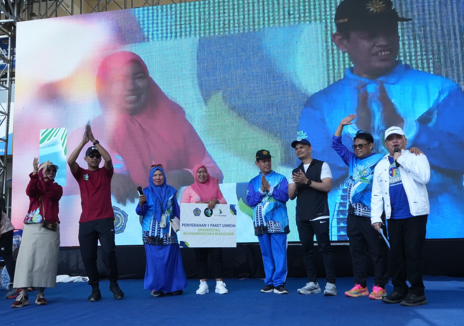 Petugas layanan kebersihan (cleaning service) Universitas Muhammadiyah (Unismuh) Makassar, Rosdiana (36), mendapat hadiah umrah yang merupakan hadiah utama pada acara Jalan Sehat Milad ke-62 Unismuh Makassar, Ahad, 15 Juni 2025.