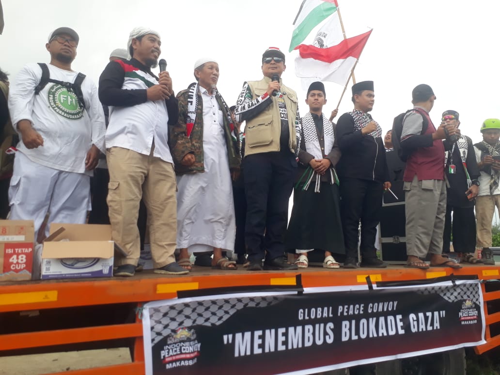 KH Bachtiar Nasir Pimpin Konvoi Kemerdekaan Palestina di Makassar, hadir ribuan warga.