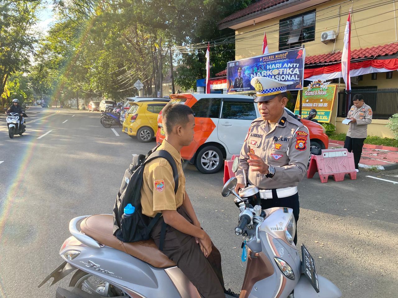 Polres Maros menindak tegas pelajar yang mengendarai kendaraan bermotor tanpa Surat Izin Mengemudi (SIM) selama pelaksanaan Operasi Patuh 2025.