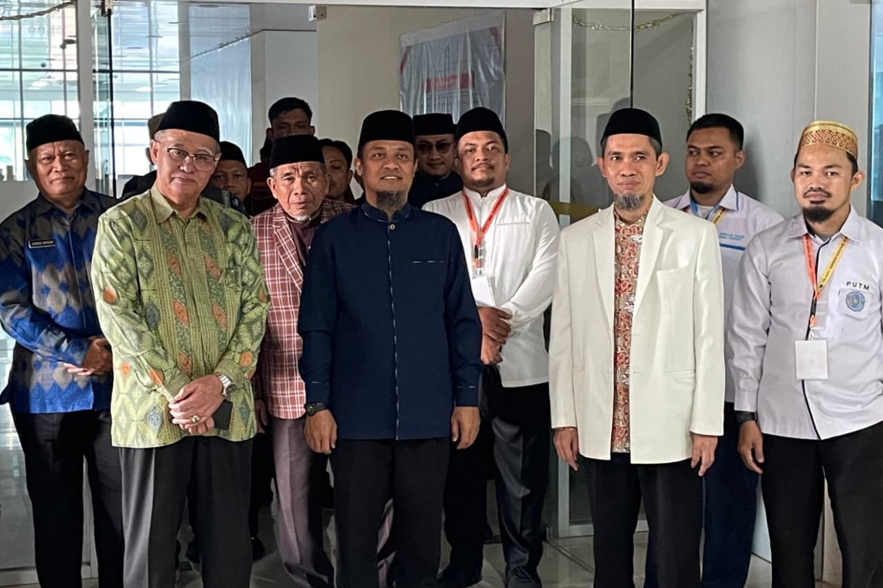 Gubernur Sulsel Andi Sudirman Sulaiman bersama jajaran PW Muhammadiyah Sulsel di sela kegiatan pembukaan Musyawarah Wilayah III Tarjih di Aula BBPMP Makassar, Jl. Pettarani Makassar, 1-3 Agustus 2025.